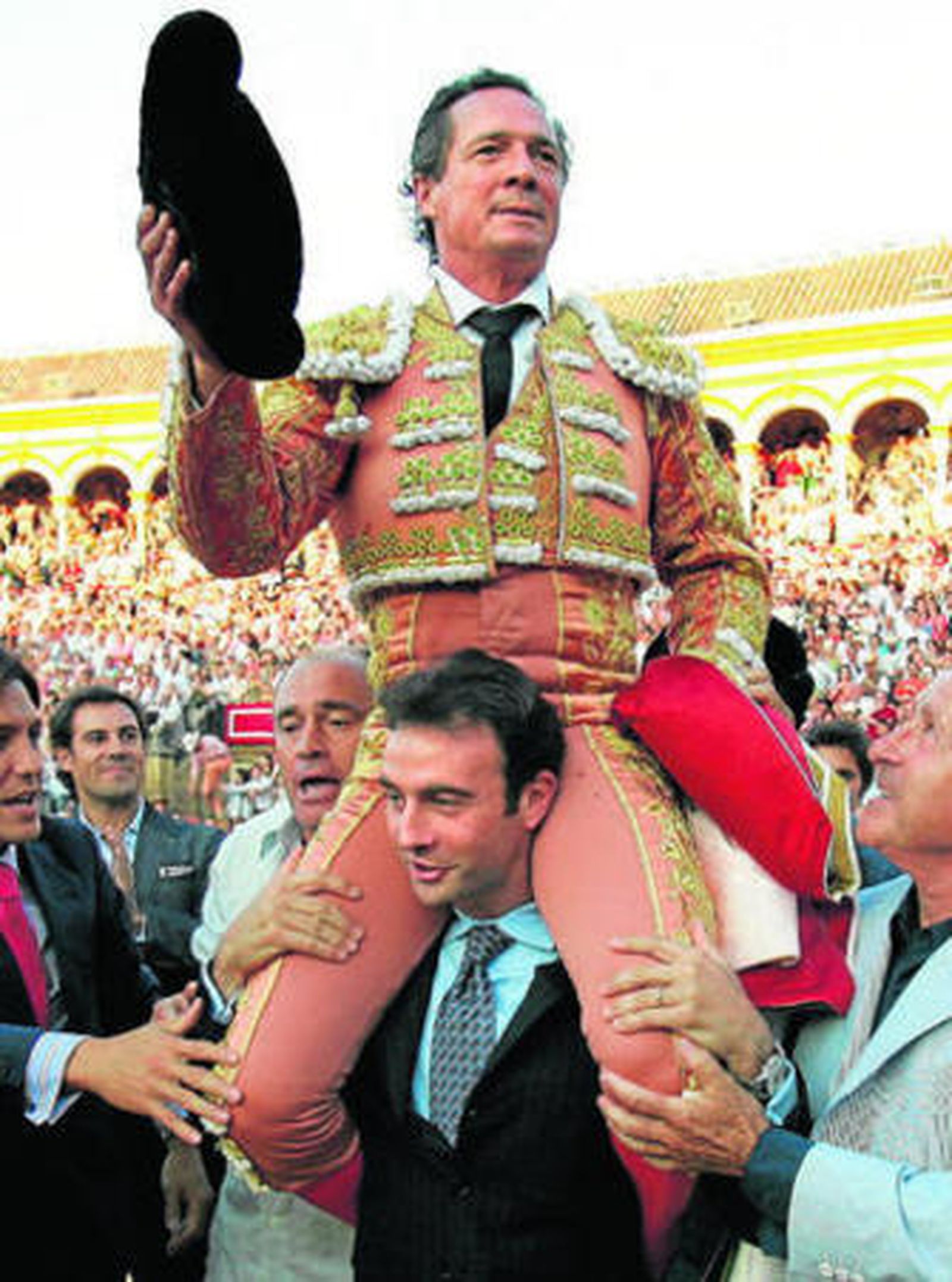 Josemari Manzanares sale a hombros del toreo la tarde que se cortó la coleta, 1 de mayo de 2006.