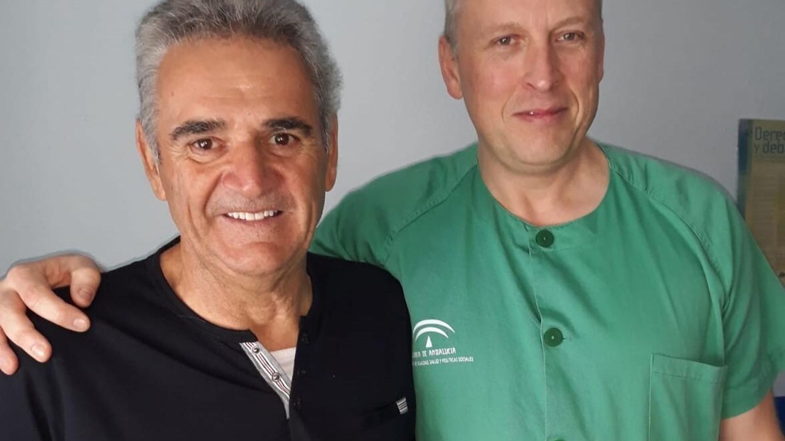 Juan Jiménez, con el doctor Lucas Cano, después del trasplante.