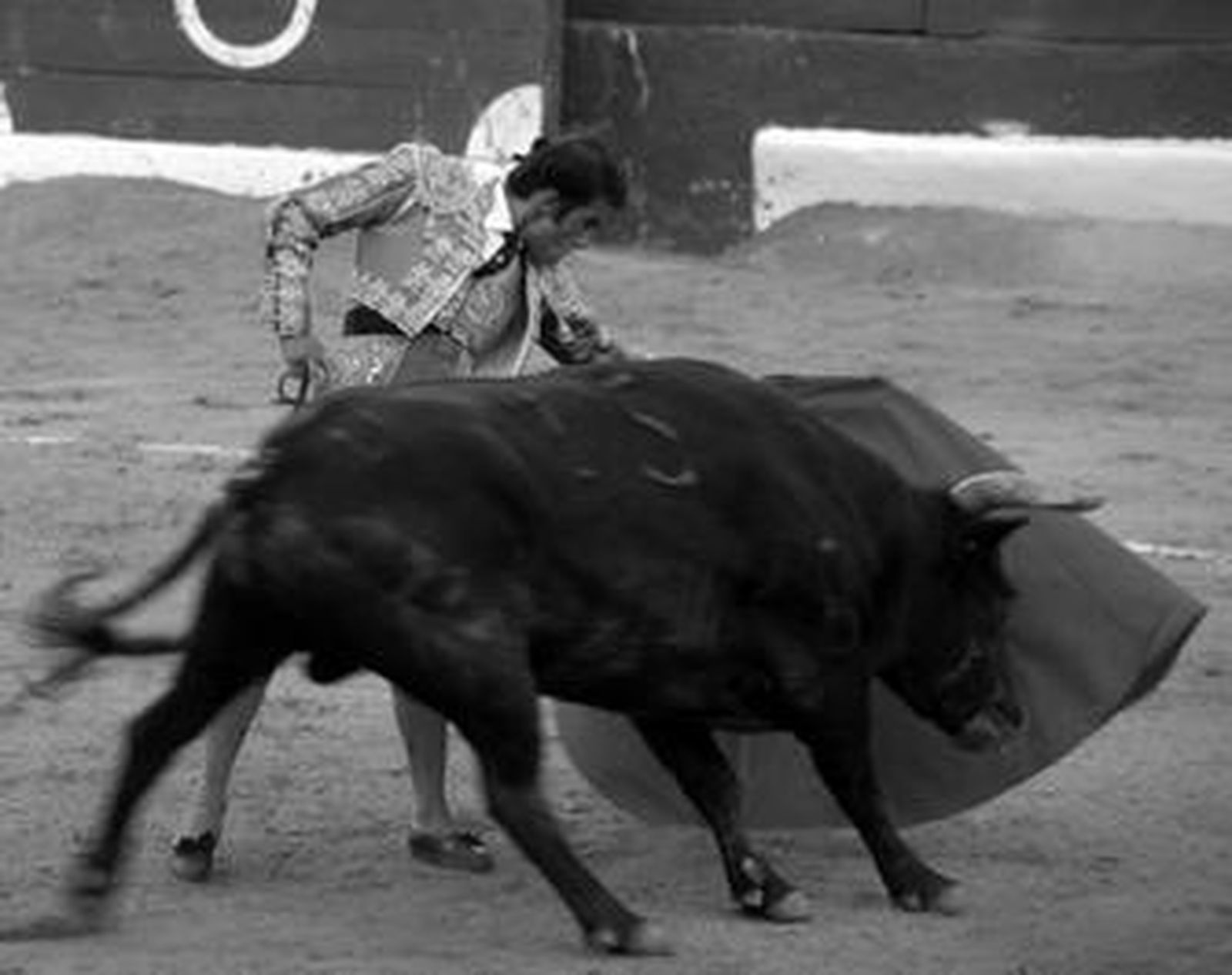 Benjamín Gómez, con la zurda ante su primero, toro al que le pudo cortar la oreja de no fallar con la espada.
