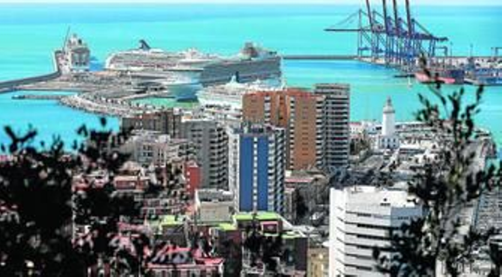 Varios cruceros atracados junto a la plataforma del dique de Levante, donde se proyecta un hotel de cinco estrellas. Varios cruceros atracados junto a la plataforma del dique de Levante, donde se proyecta un hotel de cinco estrellas.