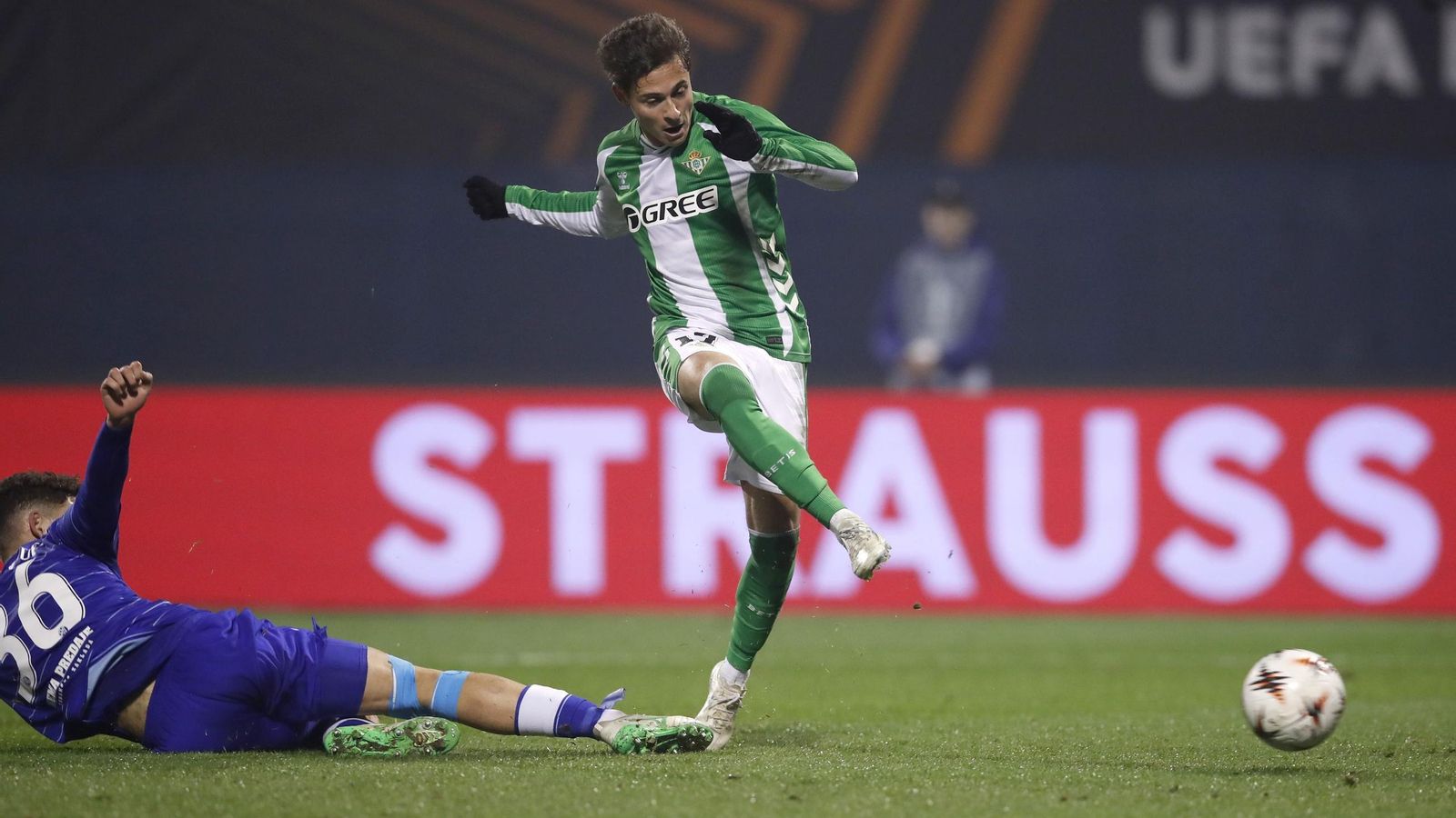 Riquelme remata para anotar el 0-2 para el Betis.