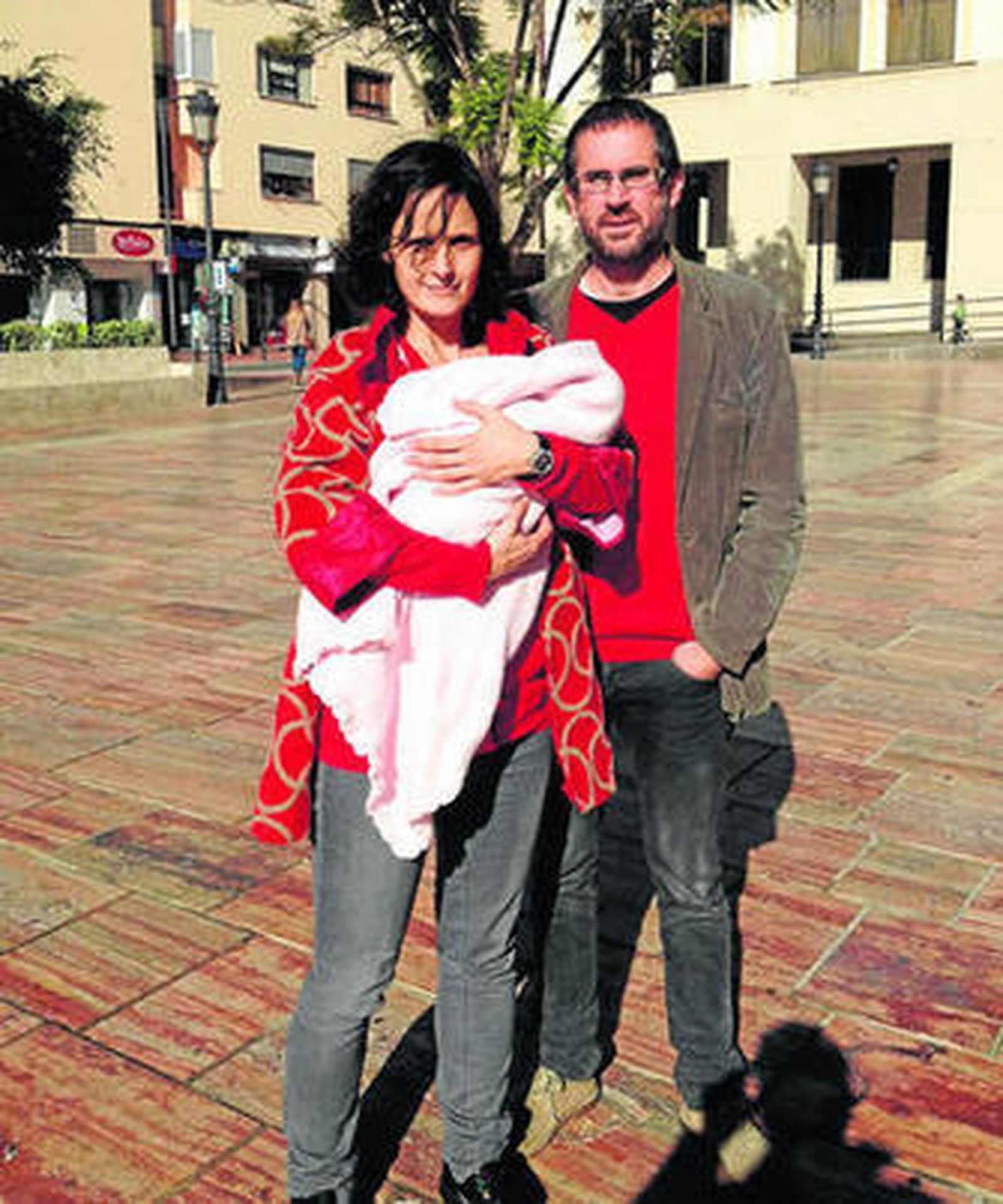 Marta Montes y José Carlos Chicón arropan ayer a la pequeña Naia tras la entrevista con este diario.