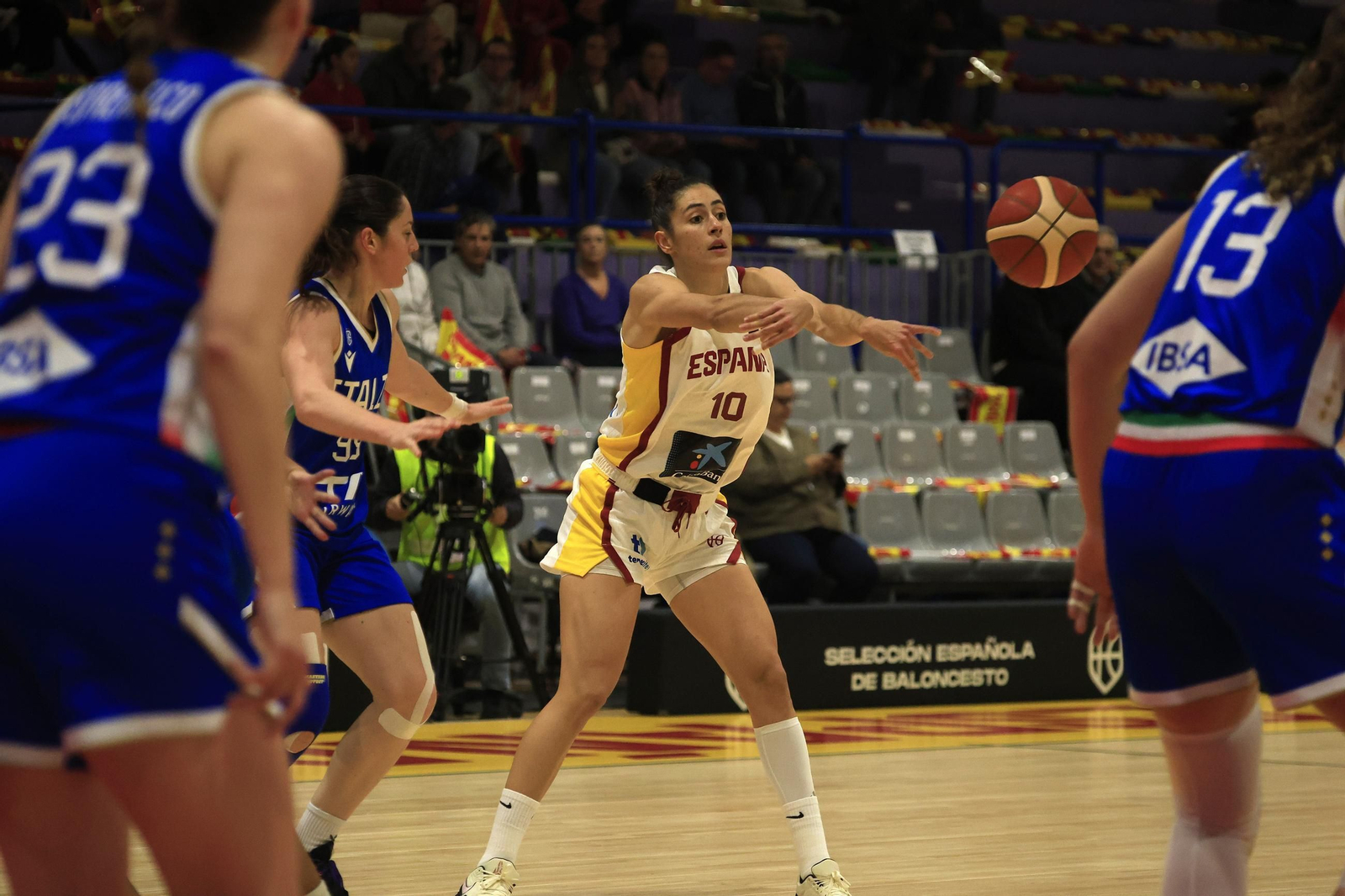 Fotos del partido y ambiente en el España-Italia del Torneo Internacional de Baloncesto Femenino en La Línea