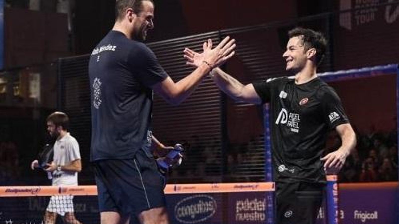Rafa Méndez y Javier Martínez celebran la victoria en Menorca.