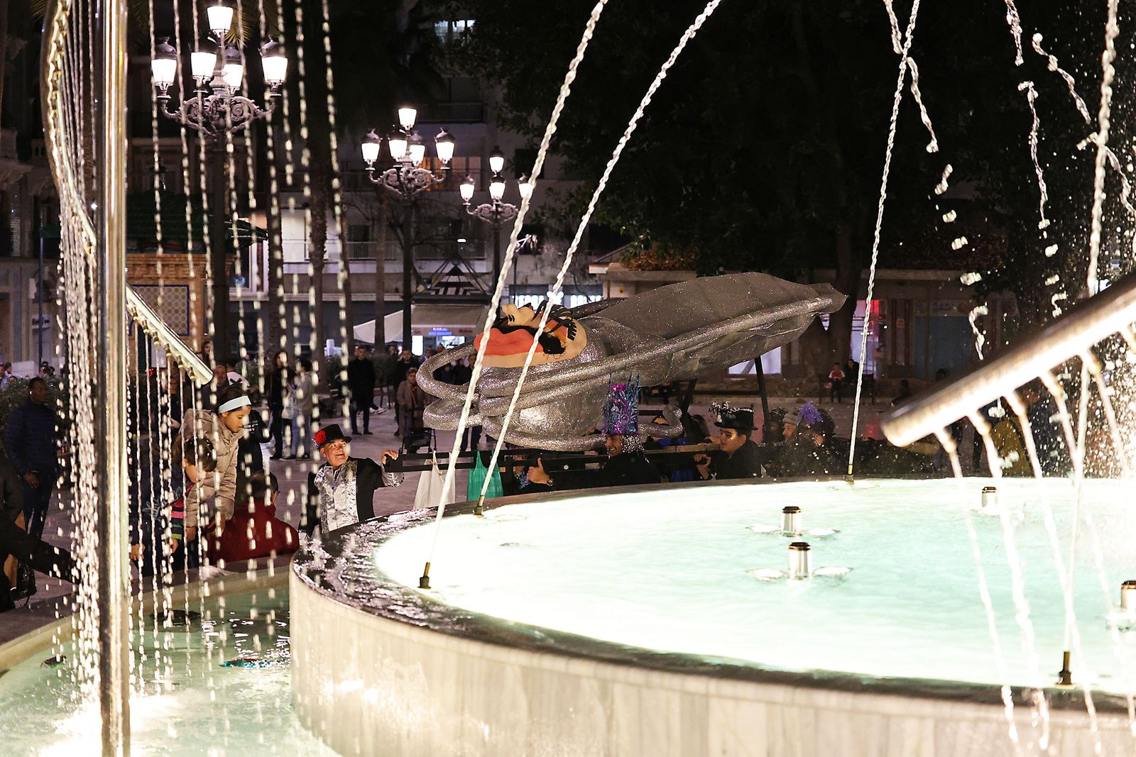 Imágenes del entierro del choco por las calles de Huelva