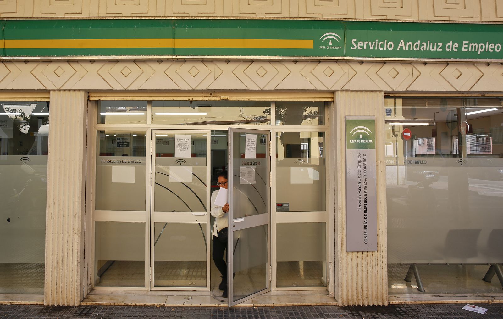 Una señora sale de una de las oficinas  del SAE en Málaga