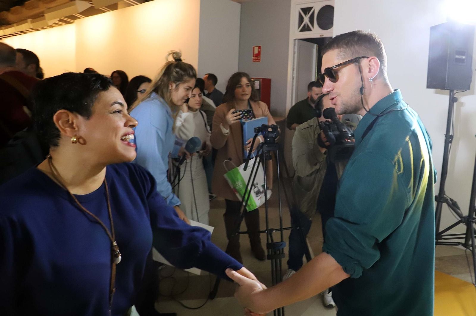 Fernando Guzzoni, director de Blanquita, recibe la felicitación tras ser ganador del Colón de Oro del Festival.
