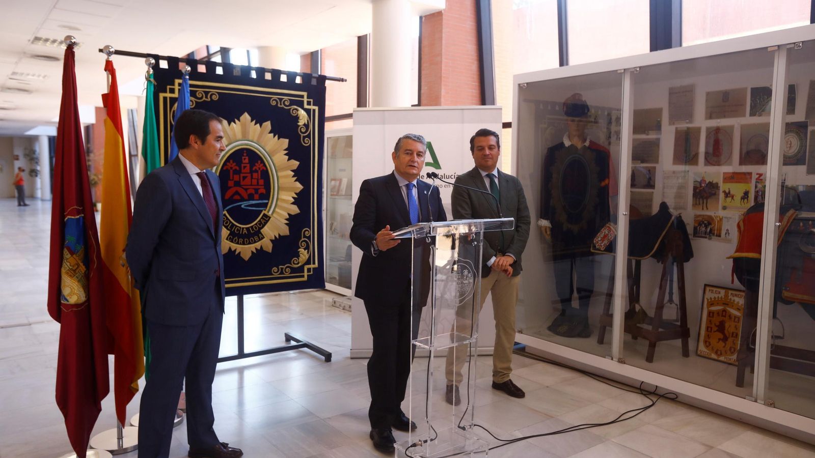 Antonio Sanz informa del nuevo decreto en compañía de José Antonio Nieto y José María Bellido Antonio Sanz informa del nuevo decreto en compañía de José Antonio Nieto y José María Bellido
