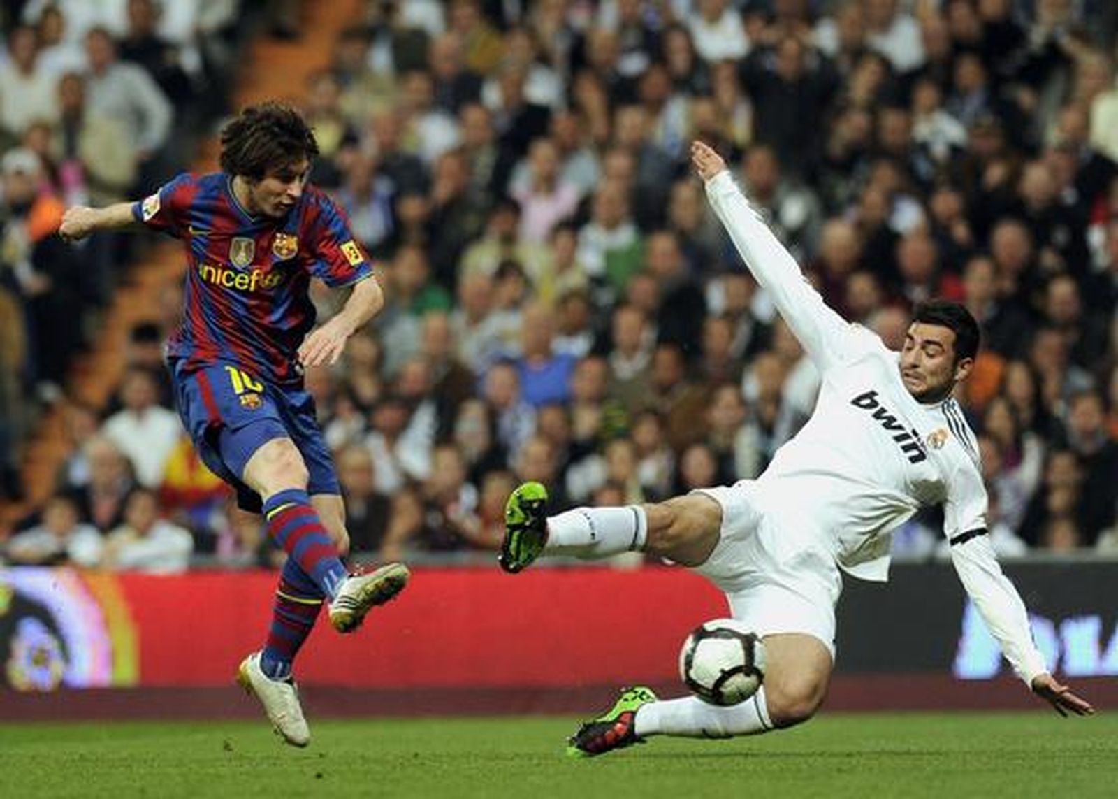 El Barcelona da un golpe casi definitivo a la Liga en el Santiago Bernabéu. / AFP