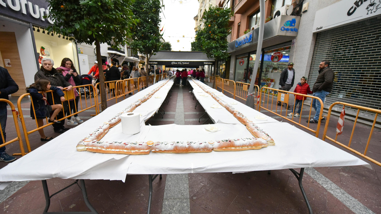El III roscón de Reyes gigante solidario de Algeciras, en imágenes