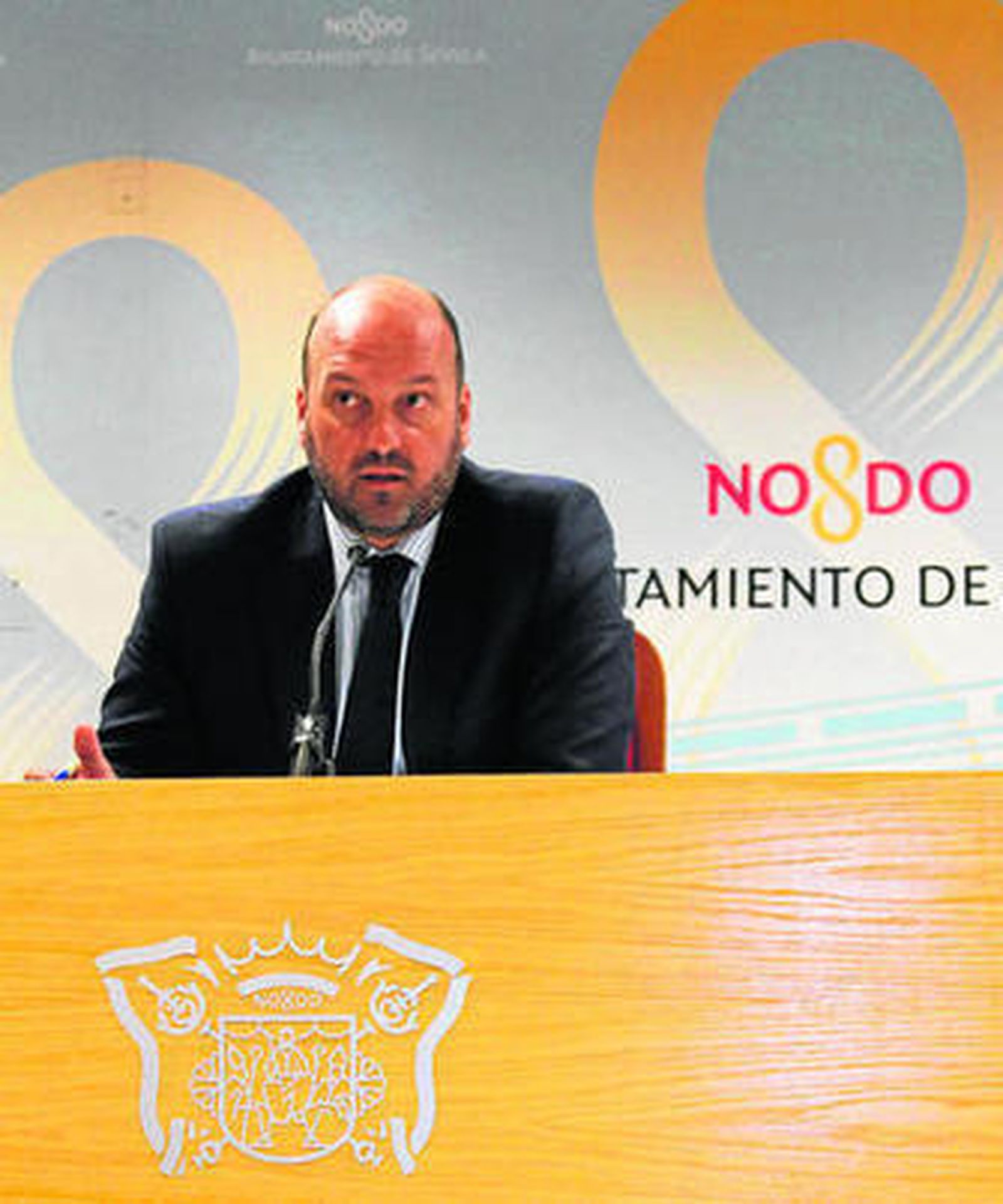 Curro Pérez atiende a los medios, ayer, tras la junta de gobierno.