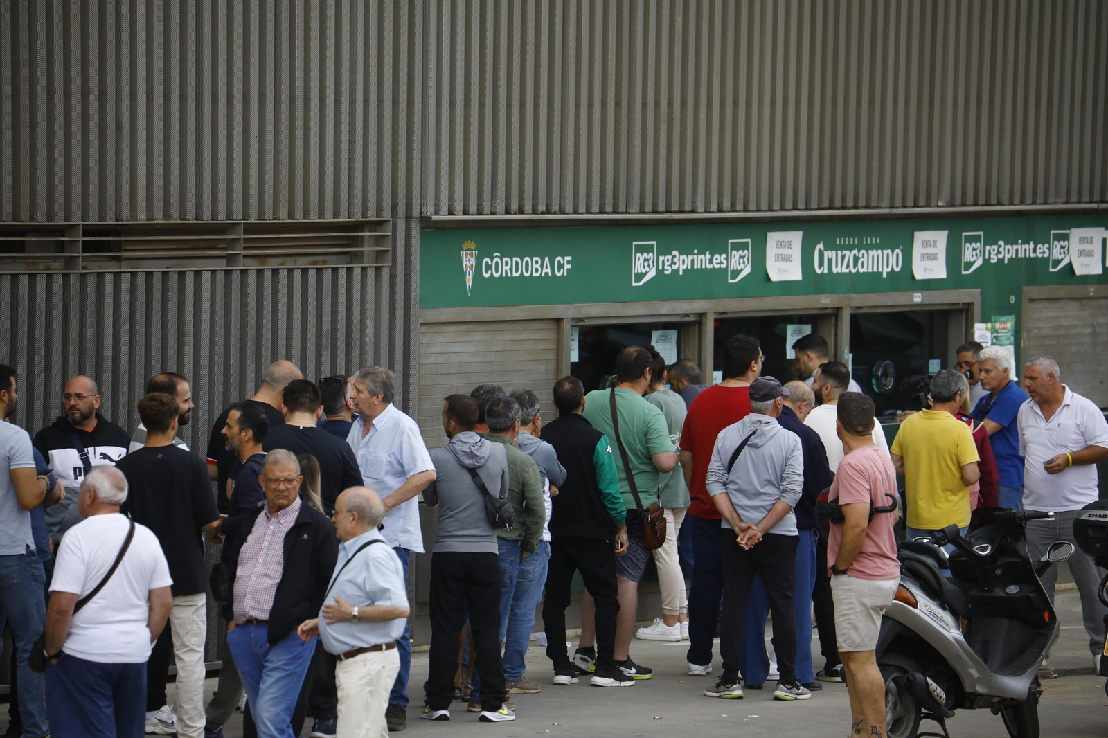 Las mejores fotos de las colas de El Arcángel para conseguir las entradas del Córdoba CF - Barcelona Atlétic Las mejores fotos de las colas de El Arcángel para conseguir las entradas del Córdoba CF - Barcelona Atlétic