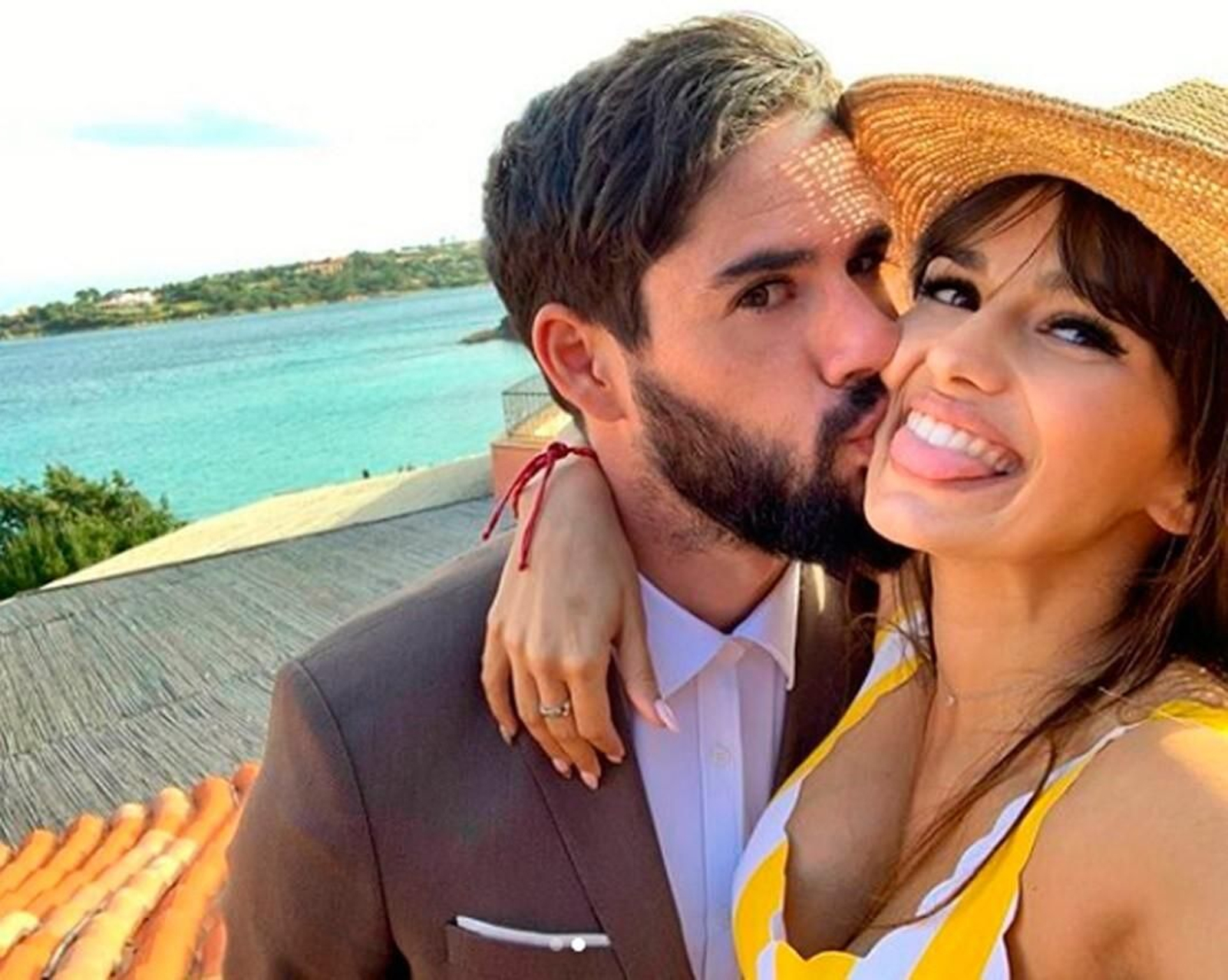 Isco besa a su mujer, Sara Sálamo, en una foto de sus redes. Isco besa a su mujer, Sara Sálamo, en una foto de sus redes.