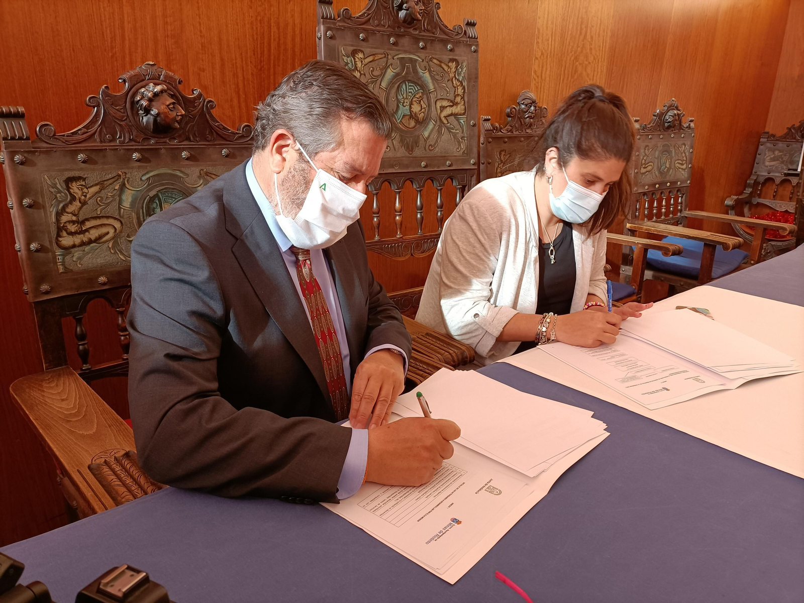 Alfredo Martín y Rocío Díaz firman el convenio para la reeducación de menores infractores.