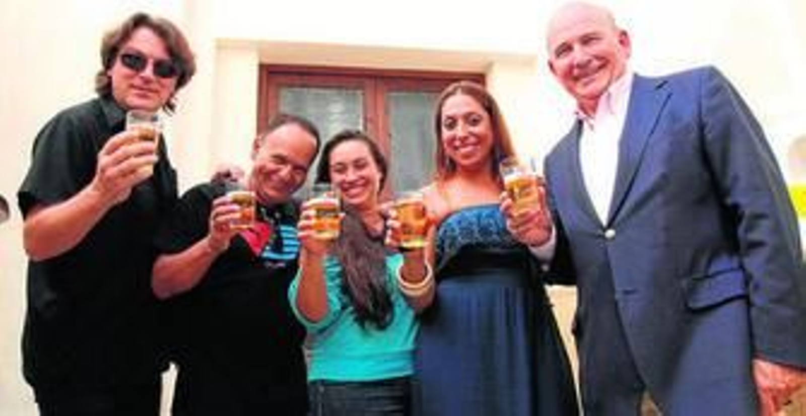 El Pele junto a Julio Cuesta, presidente de la Fundación Cruzcampo, Dorantes, La Moneta y Encarna Anillo.