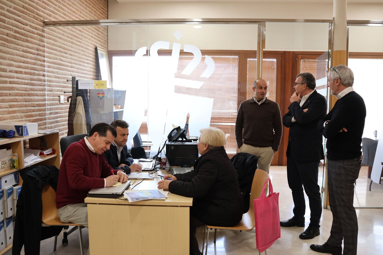 Imagen de la oficina de ayuda tras el temporal ubicada en Órgiva