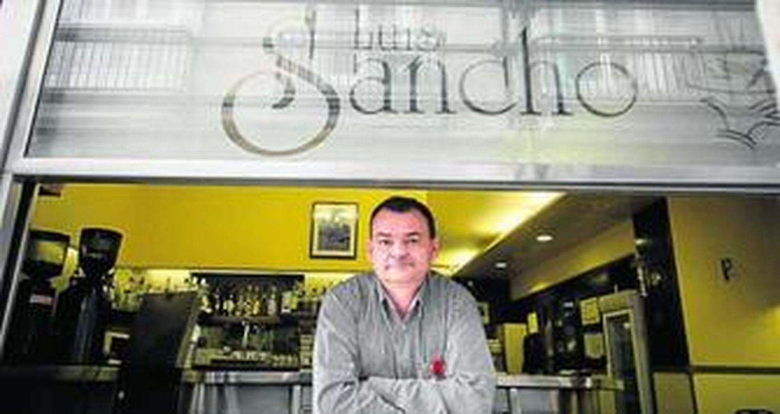Luis Sancho se asoma a la ventana del bar Piccola, que ha regentado en los últimos veinte años.