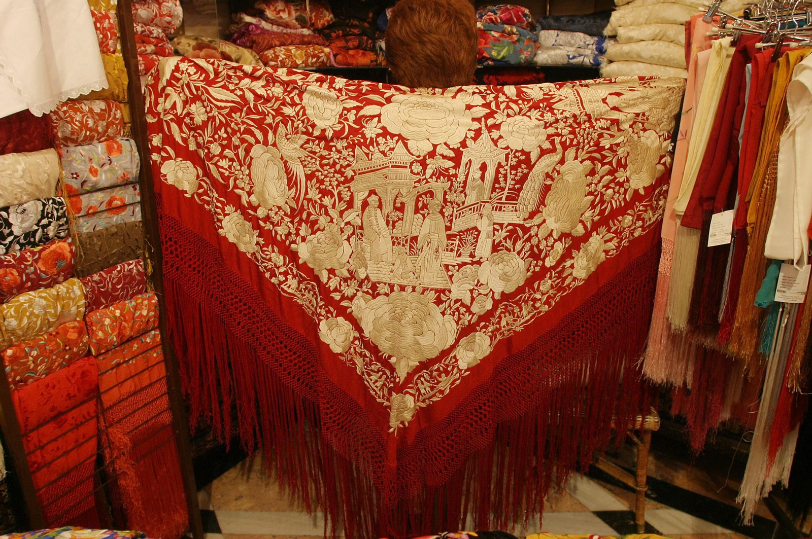 Mantón de manila en una tienda especializada.