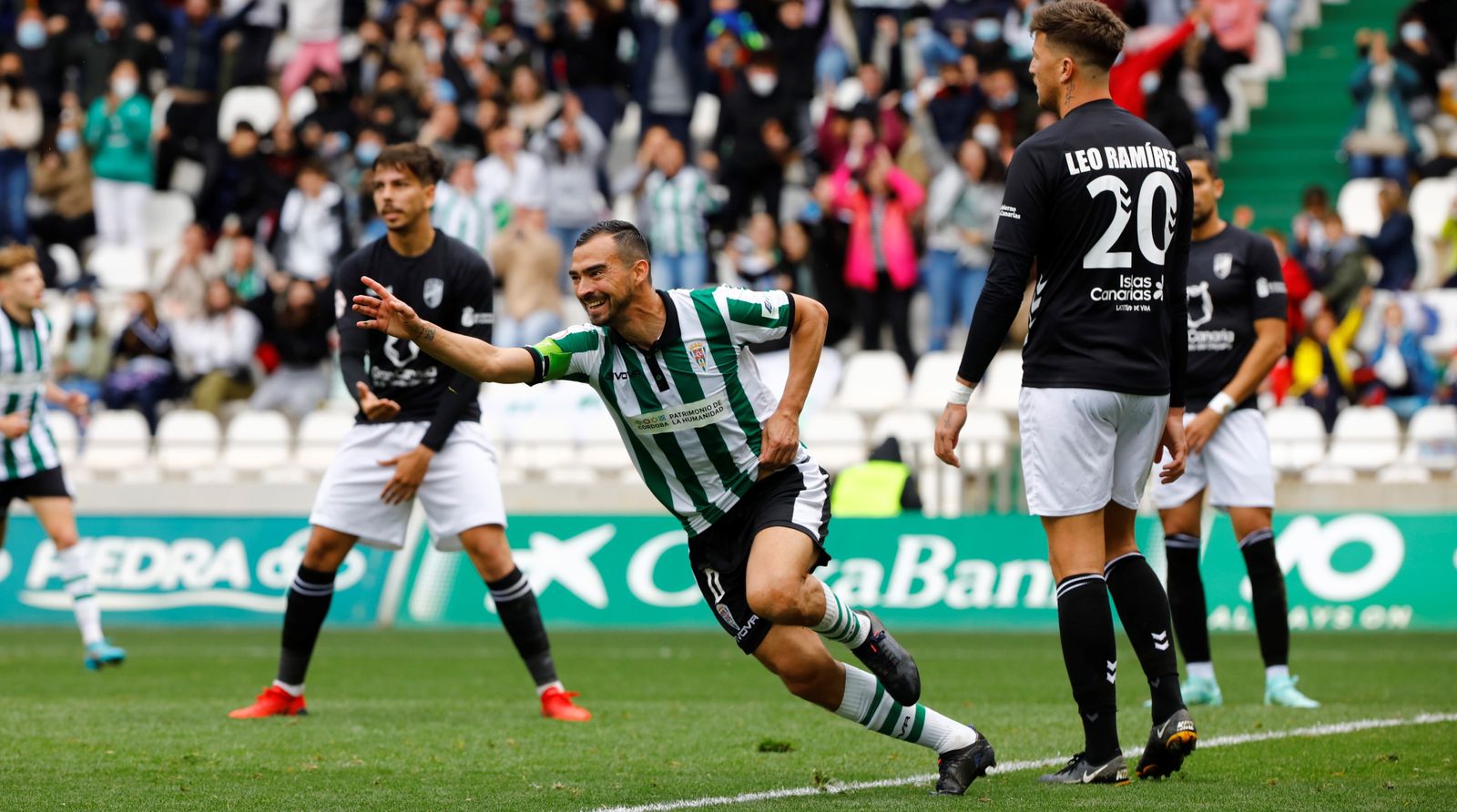 De las Cuevas celebra uno de los goles del Córdoba CF al Tamaraceite.