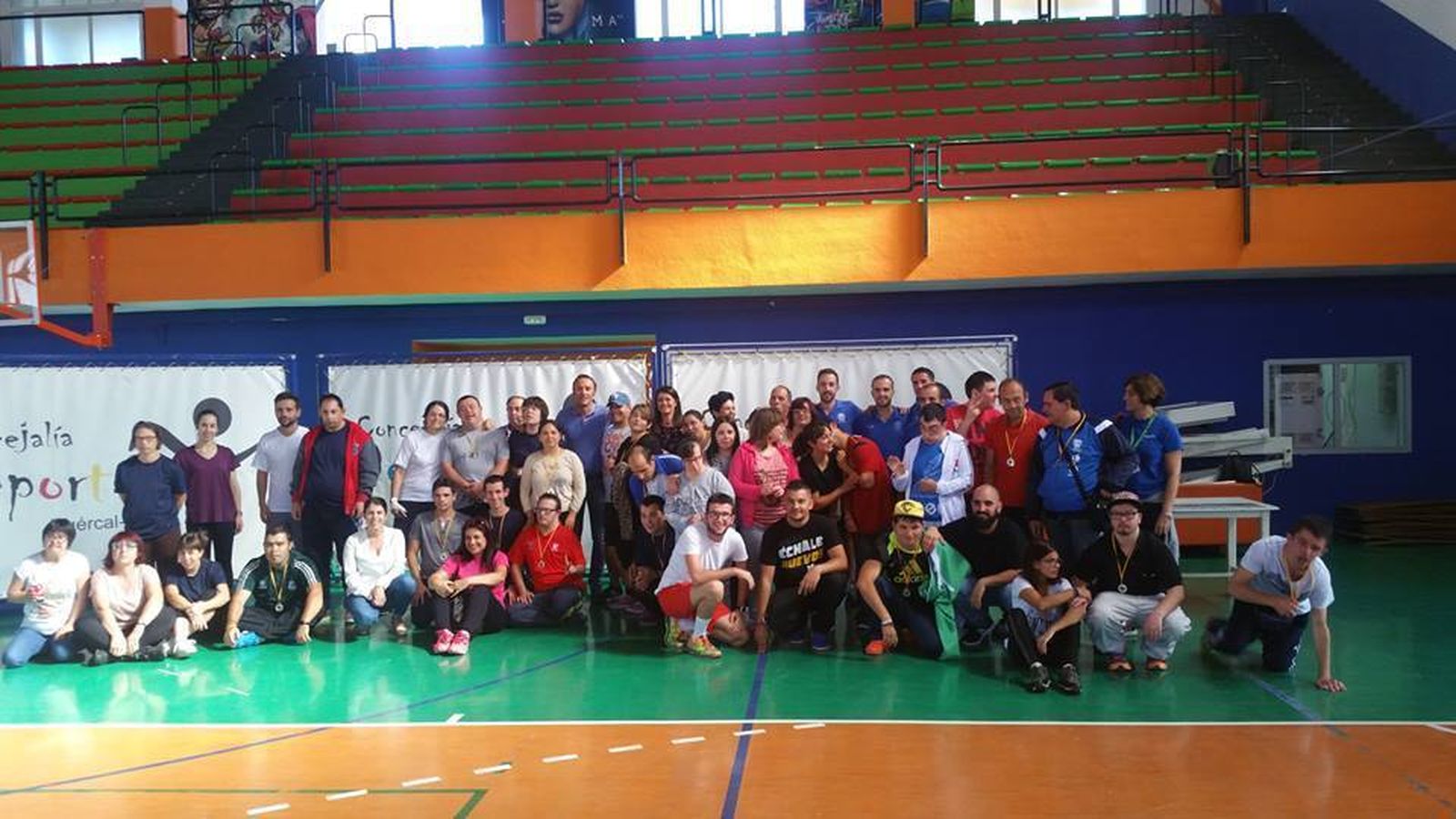 El concejal de Deportes y la diputada provincia Ángeles Martínez con los participantes.