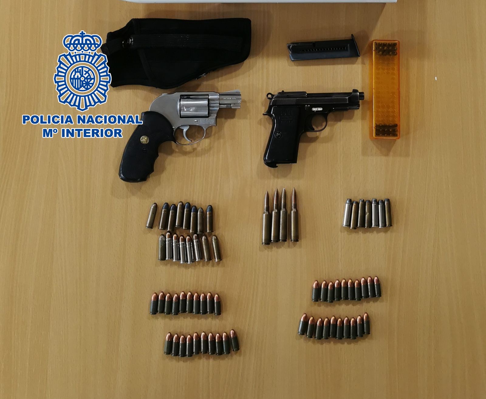 Armas decomisadas durante la operación policial.