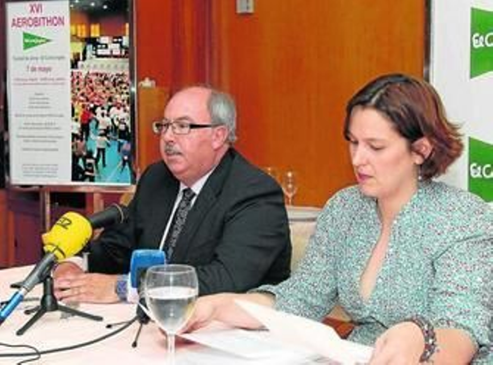 El director de El Corte Inglés, José Luis Rendón, y Ainhoa Gil, delegada de Deportes, en la presentación.