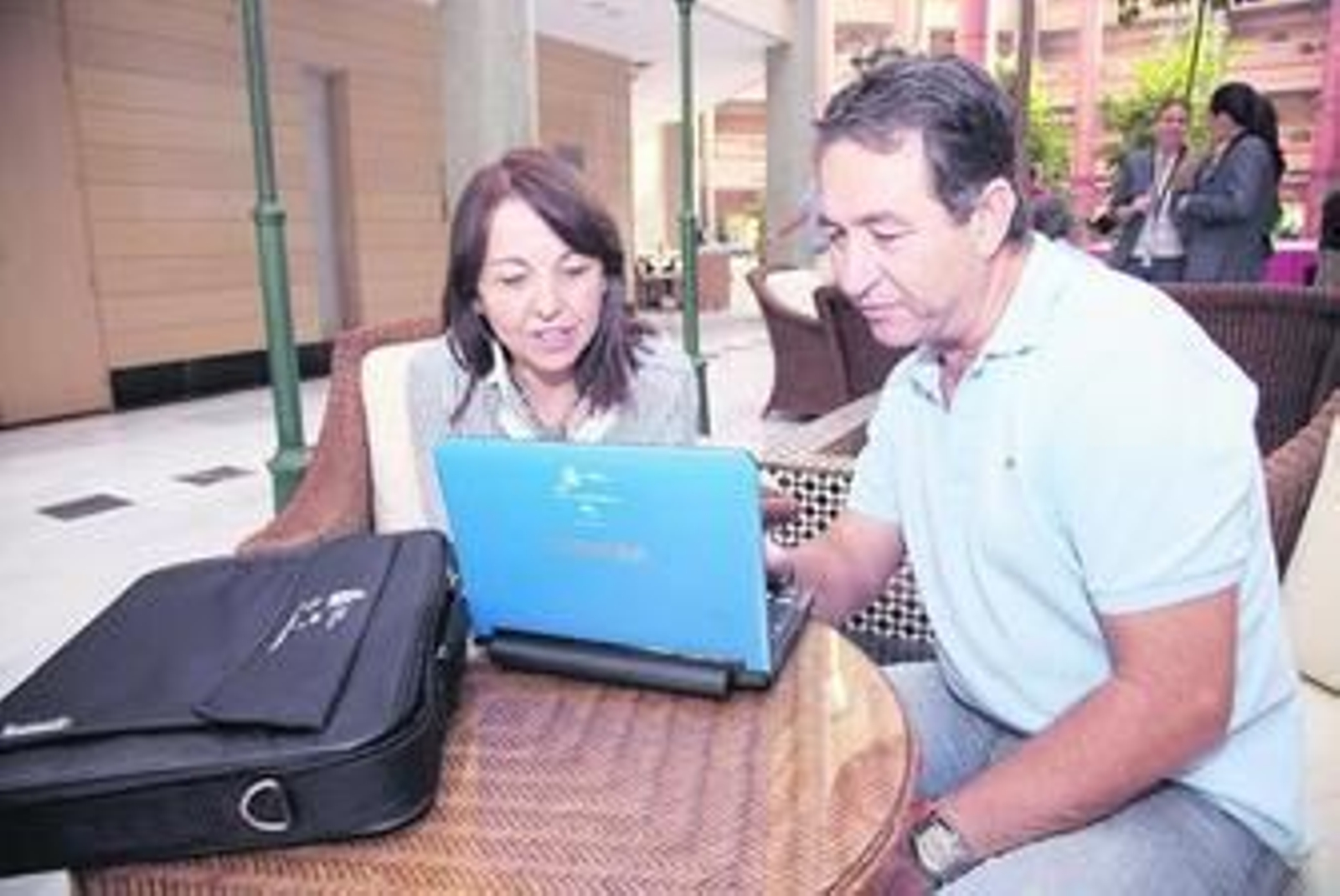 Dos maestros practican con el ordenador entregado ayer por la Junta.