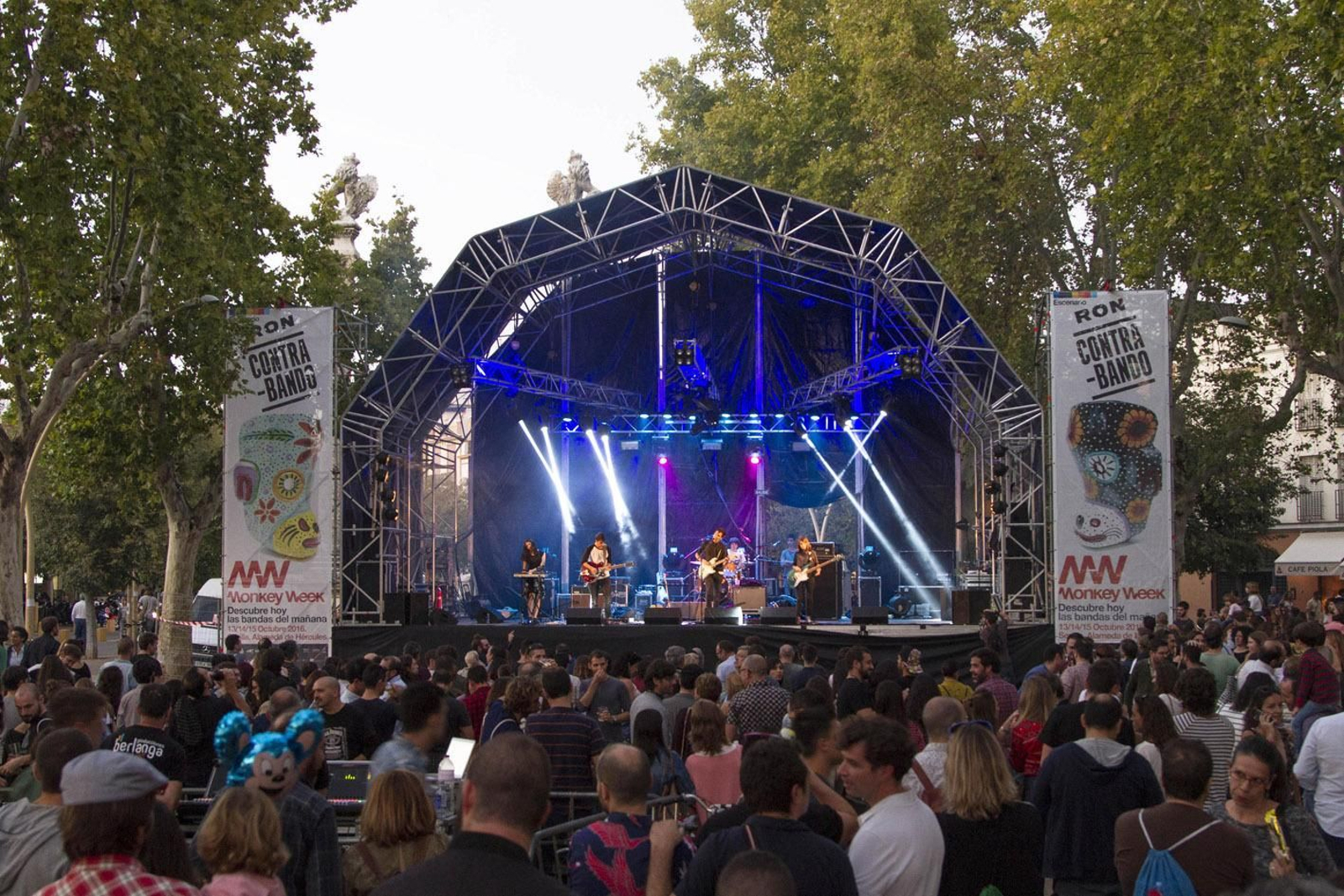 Público asistente a uno de los conciertos del Monkey Week en el escenario principal de la Alameda de Hércules.