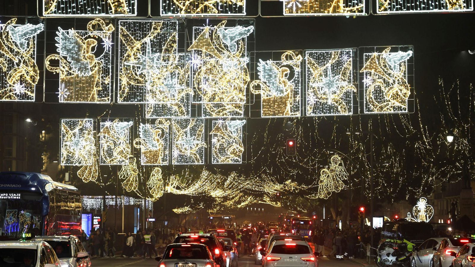 Miles de personas se congregaron para ver el encendido.