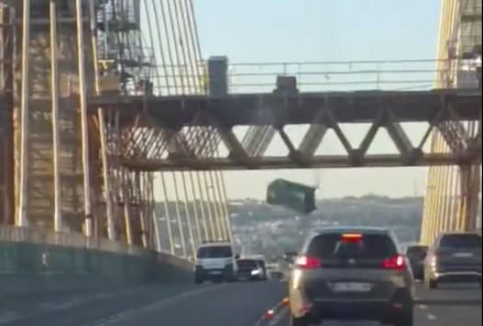 Caída de un aseo portátil de la obra del Puente del Centenario