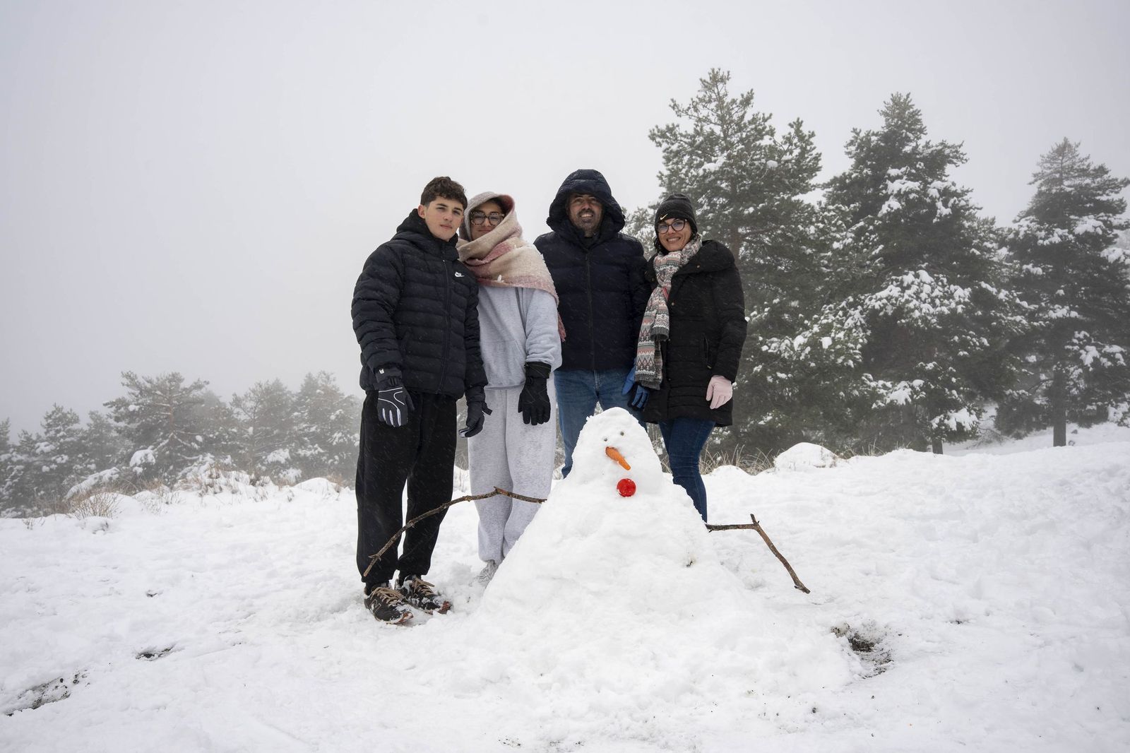 Las imágenes de la nieve y los juegos en familia en Calar Alto