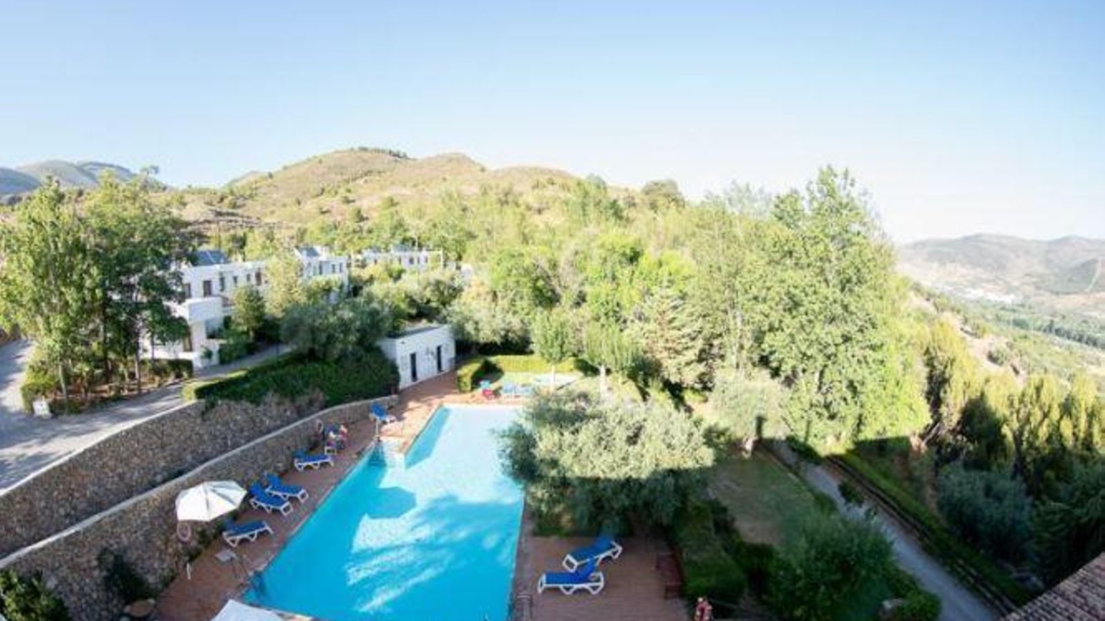 La Villa Turística, rodeada de vegetación.