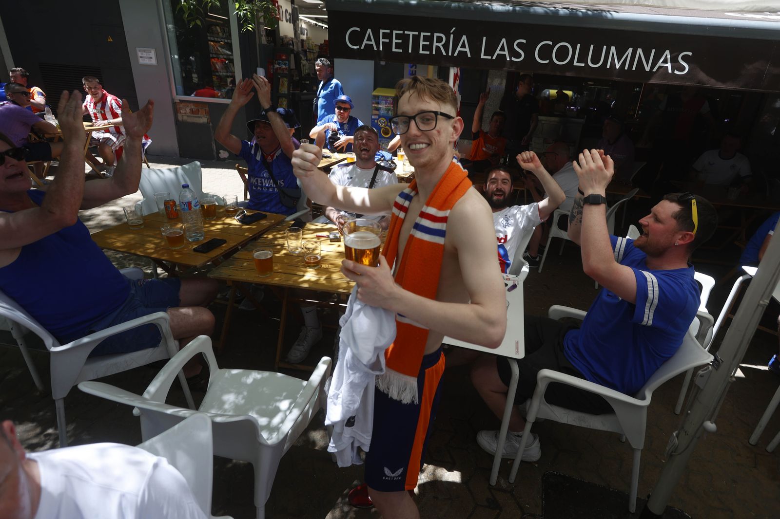 Aficionados escoceses disfrutan del sol y la cerveza de Sevilla