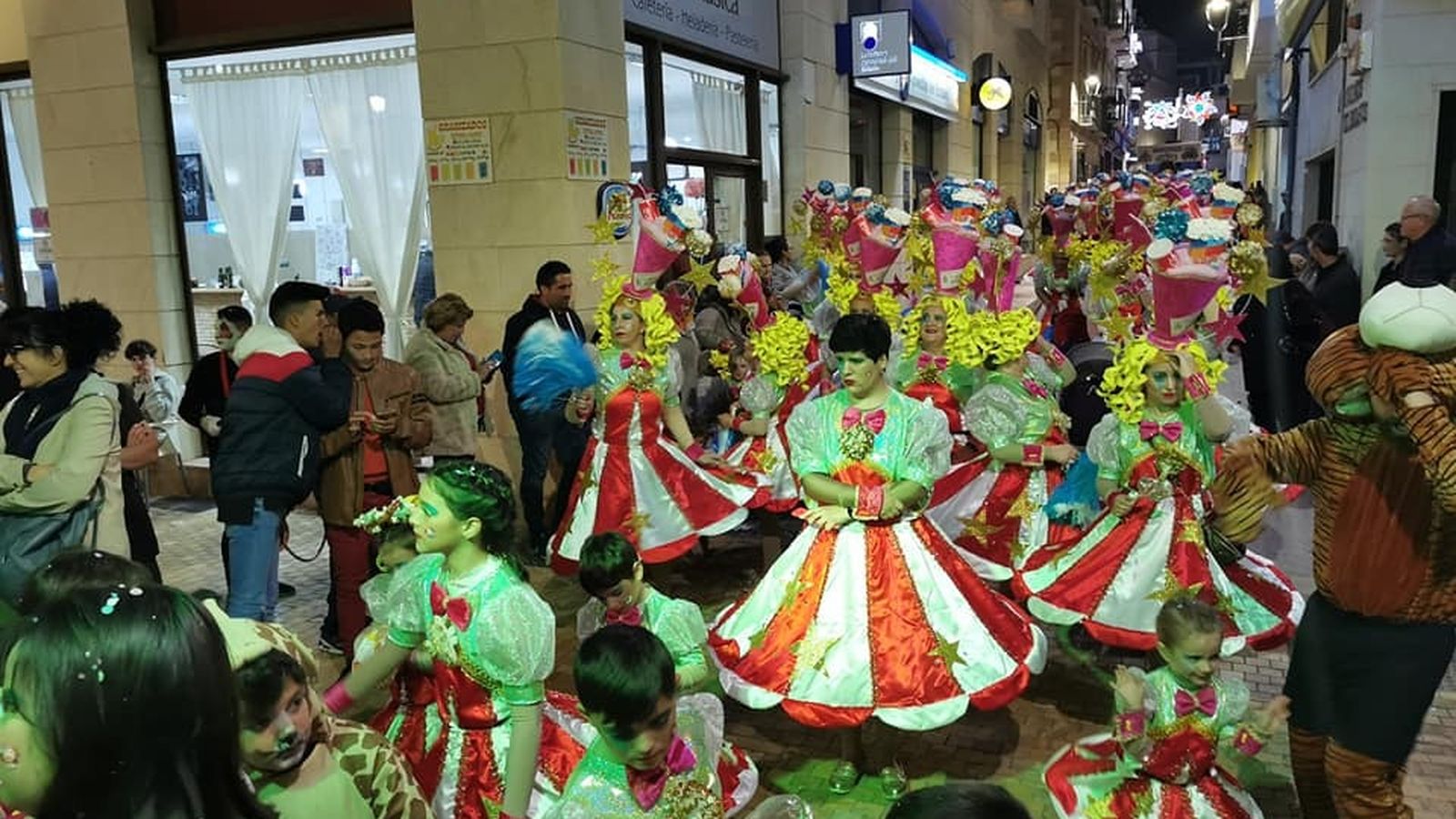 Colorido a la llegada a la Plaza Mayor.
