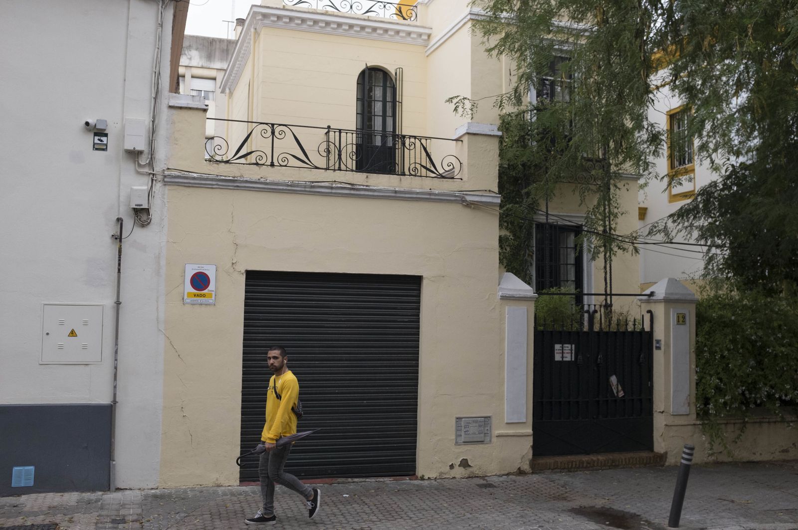 Un joven camina junto a la fachada de la casa construida por Aníbal González en el número 12 de la calle Progreso.