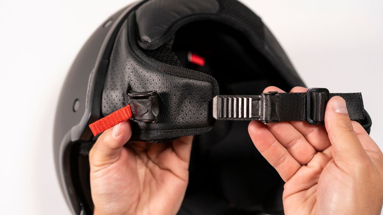 Este tipo de cierres es el más cómodo de usar en el día a día, pero incompatible con el uso, por ejemplo, en circuito.