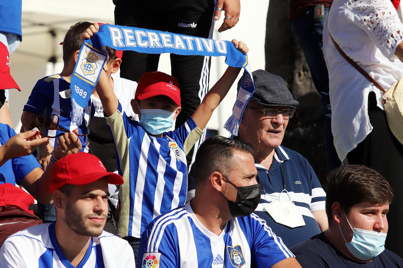 Imágenes de la afición más fiel del Recre en su visita al campo del Antoniano