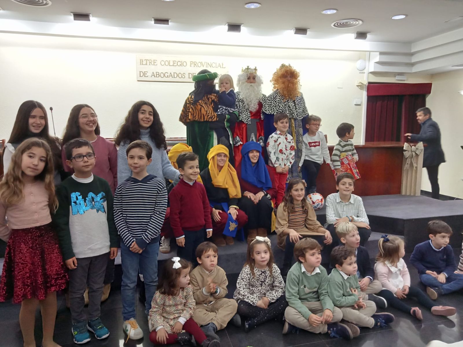 Los Reyes Magos visitan a los niños del Colegio de la Abogacía