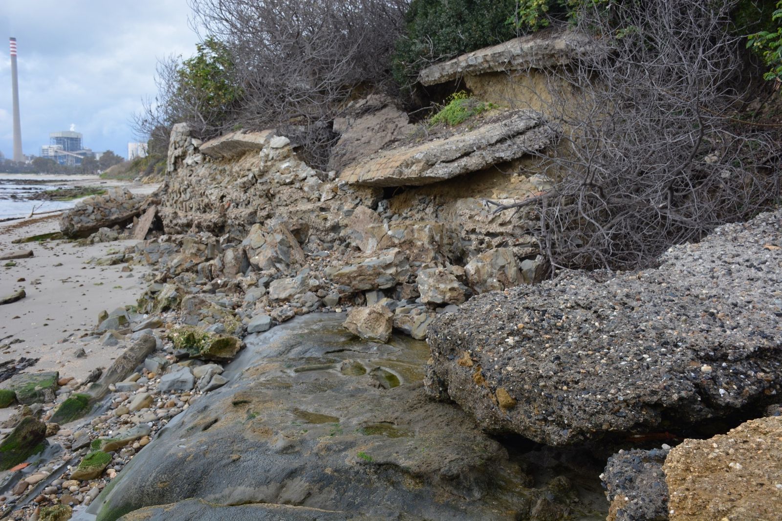 El búnker totalmente derruido en la playa de Guadarranque, ayer.
