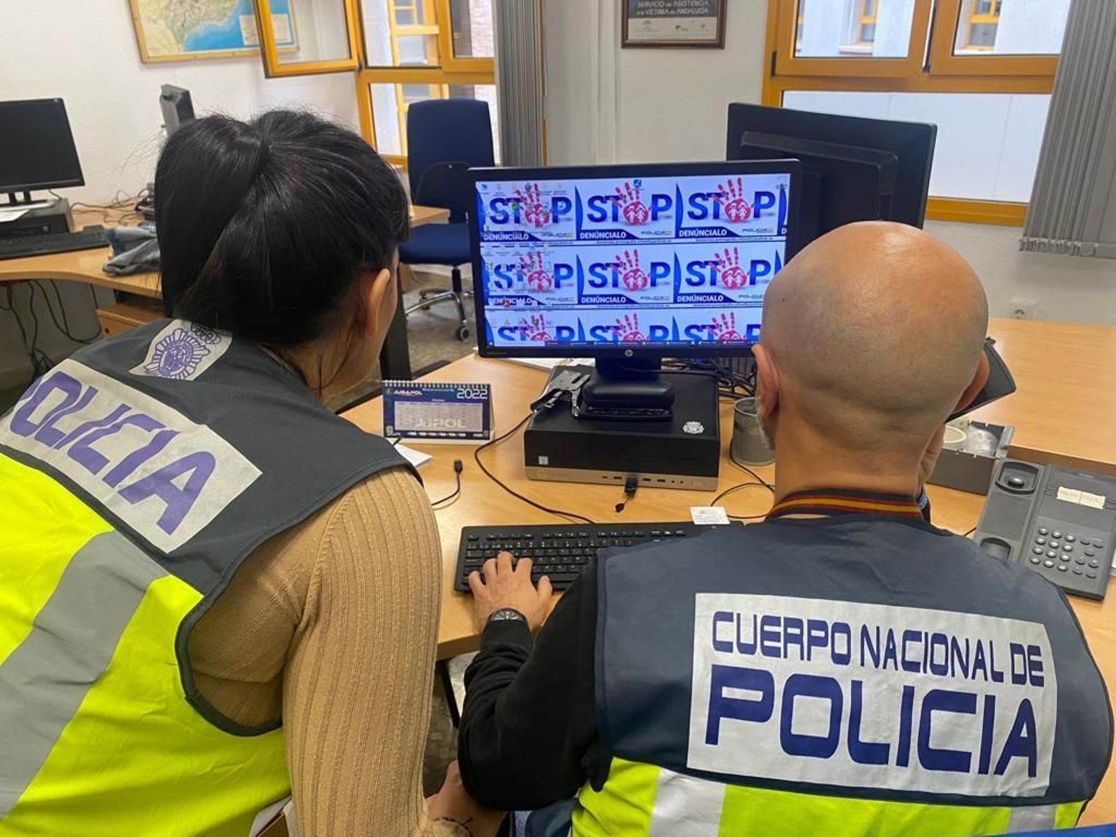 Dos agentes de la Policía Nacional frente a un ordenador.