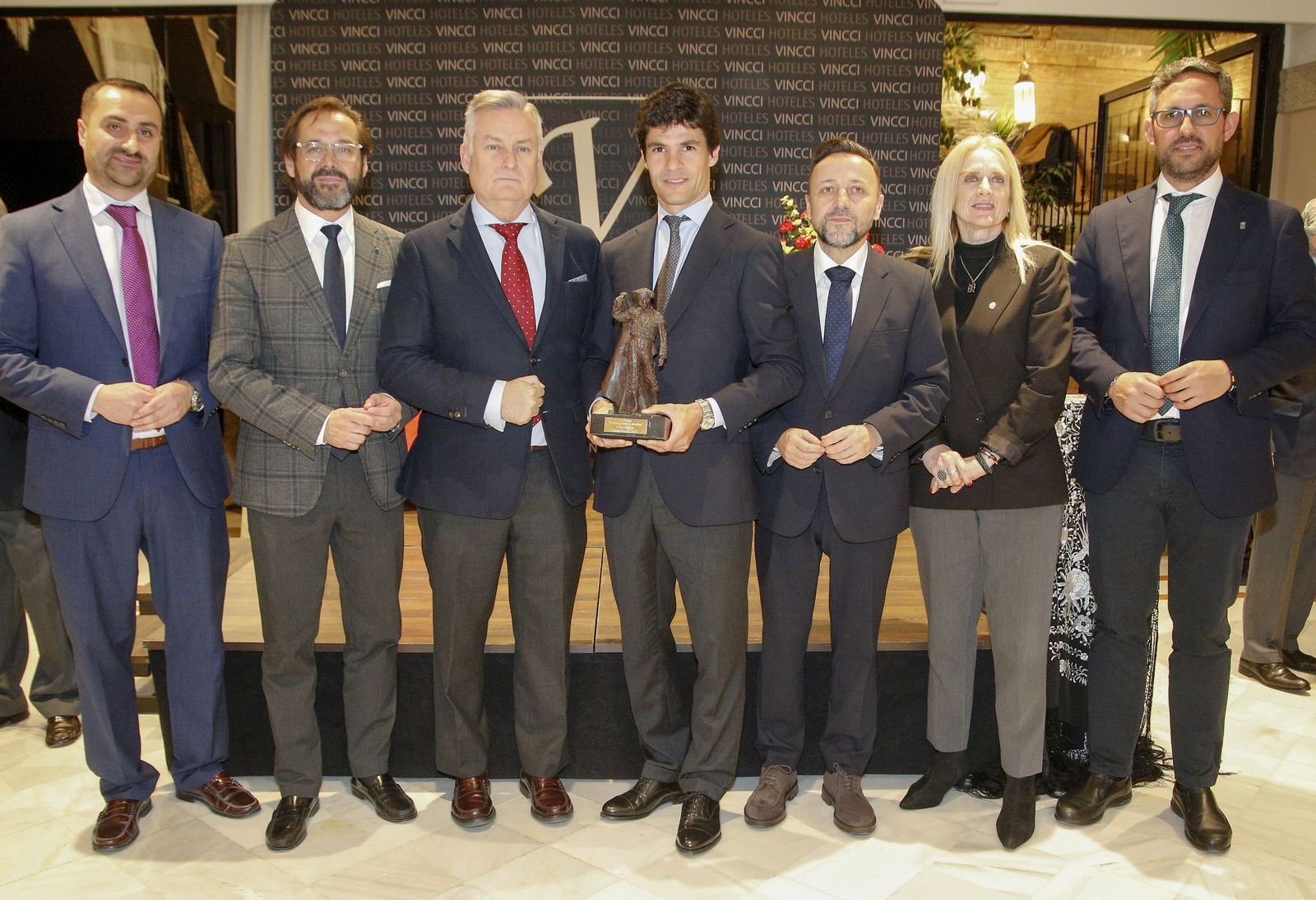 Pablo Aguado, con autoridades asistentes.