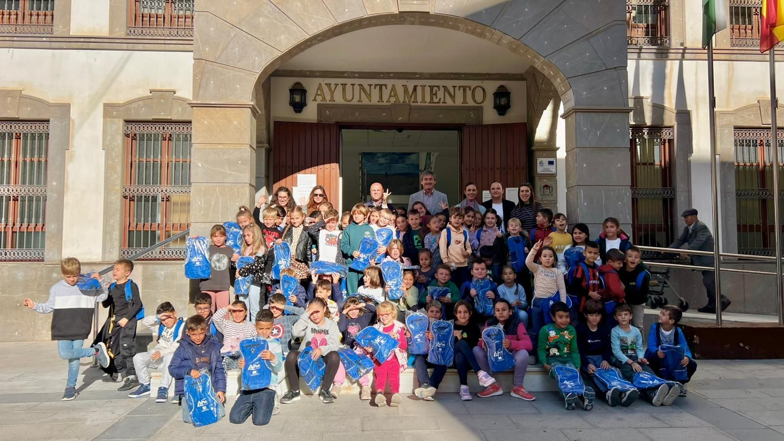 Alumnos del CEIP Mare Nostrum visitan el Ayuntamiento de Adra.