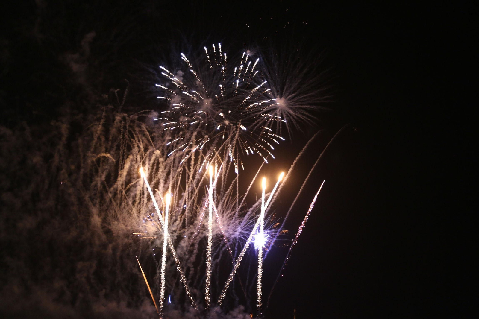 Las imágenes de los fuegos artificiales que han cerrado la Feria de Almería 2023