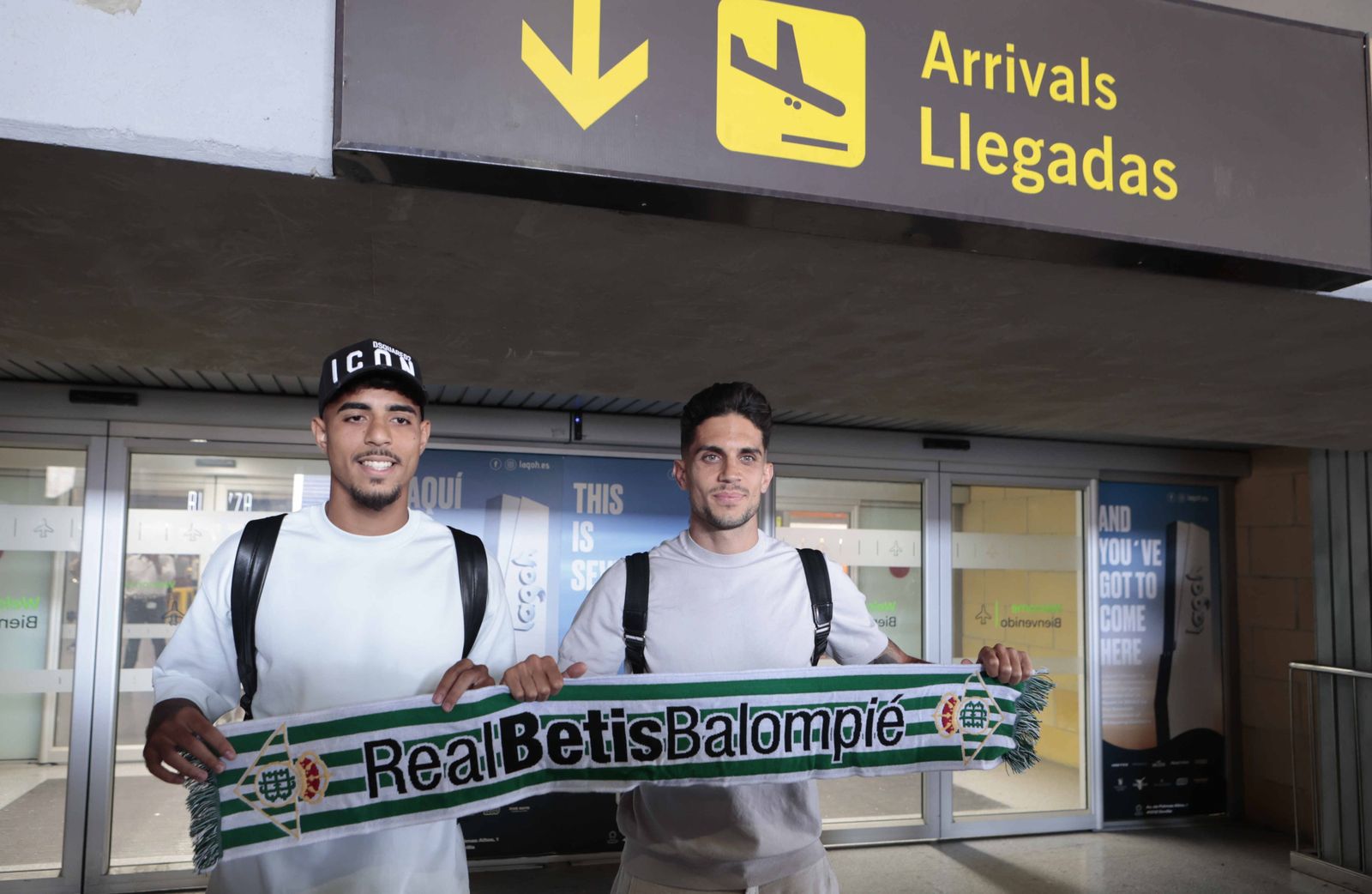 Chady Riad y Marc Bartra a su llegada este pasdo domingo al aeropuerto de Sevilla.