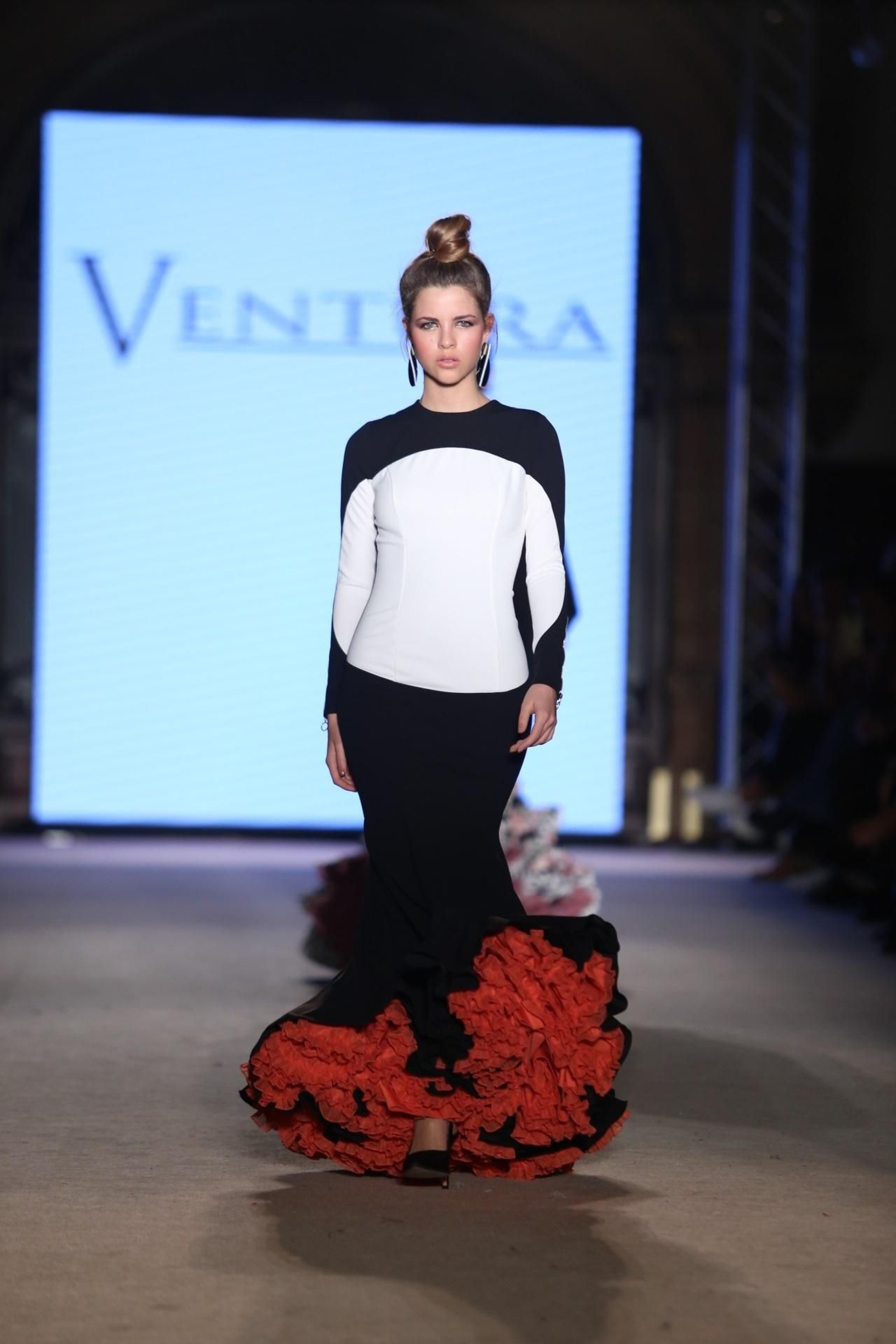 Cómo llevar el traje de flamenca blanco y negro esta temporada