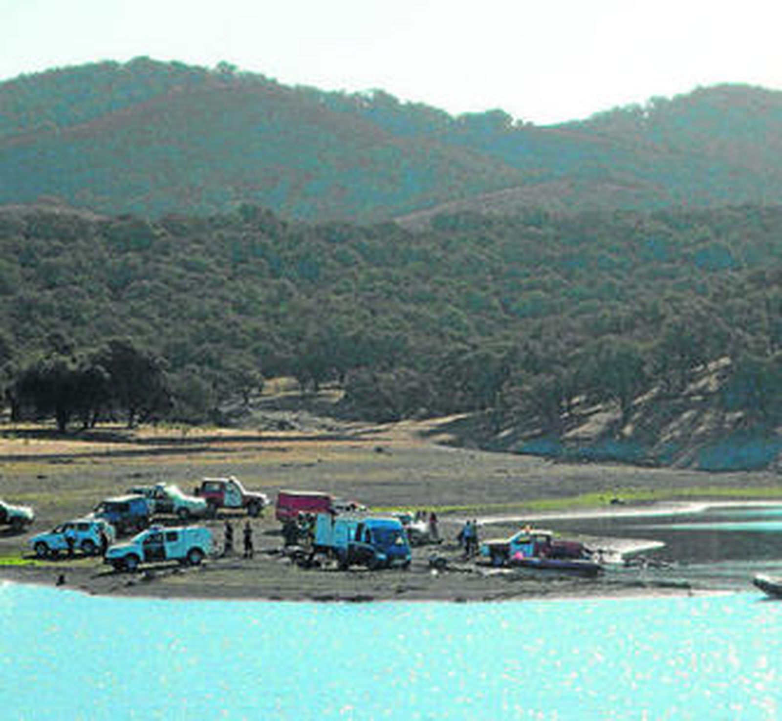 Los servicios de búsqueda montaron un campamento avanzado en las inmediaciones del pantano.