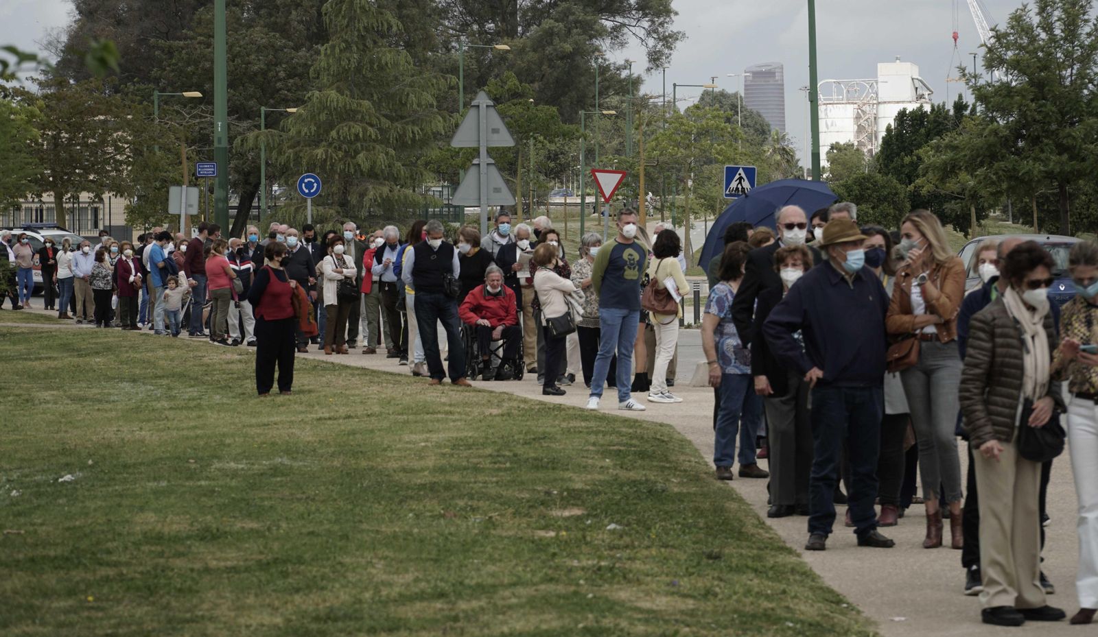 Colas para vacunarse en el pabellón deportivo de los Bermejales el pasado Jueves Santo.