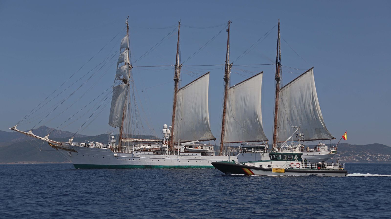 Fotos del 'Juan Sebastián Elcano' navegando por el Estrecho