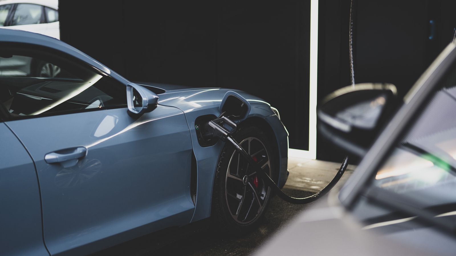 Las cargas son siempre rápidas, con corriente continua, en estas instalaciones. Suponen una alternativa a la carga en alterna en domicilio para quienes no disponen de esta posibilidad o no quieren usarla.