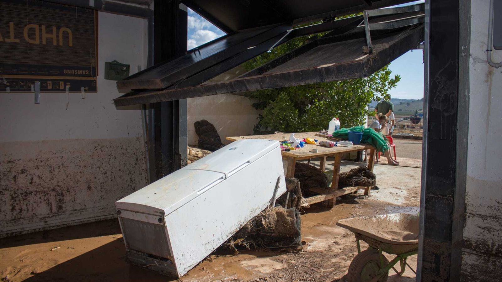 Fotos: la familia que tuvo que salir de su casa buceando por la tormenta en Granada